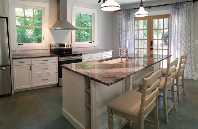 Relax in a serene, private, cottage setting, nestled in Historic Montford.