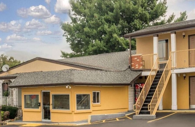 Relax in Knights Inn Berea! Free Daily Breakfast, Parking, WiFi