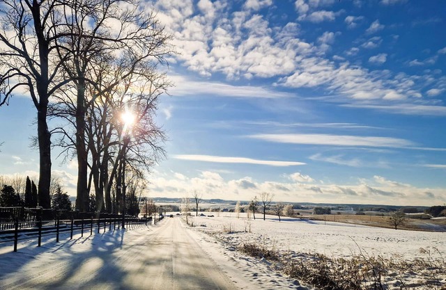 Relax in this comfortable and bright holiday home near the lake.