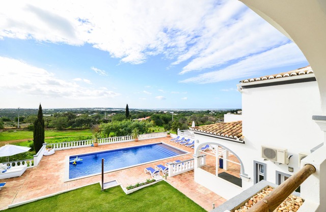Relax with breathtaking views at Vila Vale Mouro