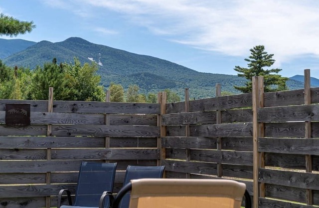 Relax with mountain views & a hot tub #5