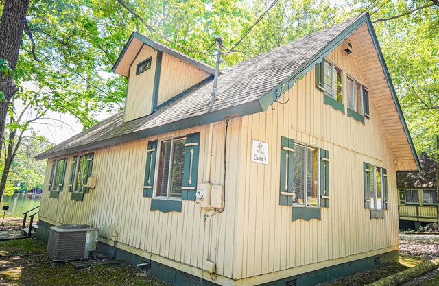 Relax with your fur baby in this spacious chalet near Callaway Gardens