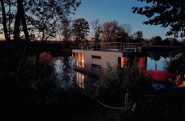 Relaxation on the water! 50sqm luxury houseboat in the middle of the nature of the Oderbruch