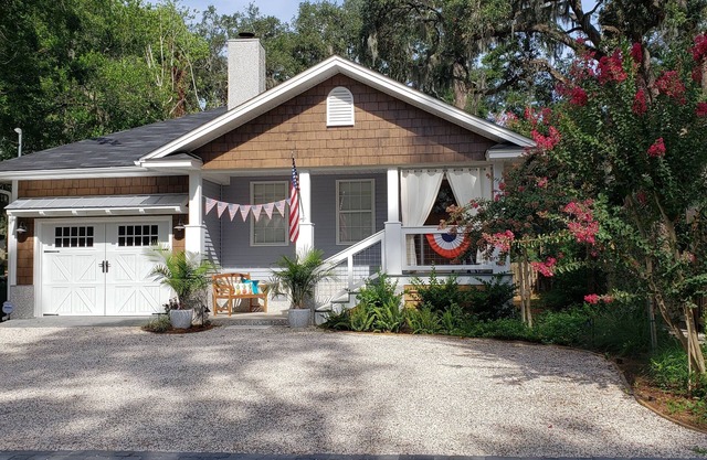 Relaxed Coastal Living! Family-sized cottage near everything.