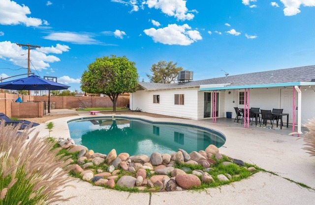 Relaxing 4-bedroom house w/heated pool, hot tub, basketball goal, and game room