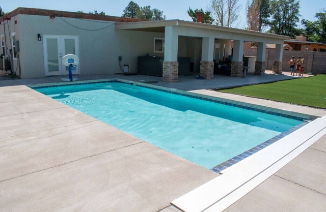 Relaxing 4 Bedroom with Pool and Hot Tub