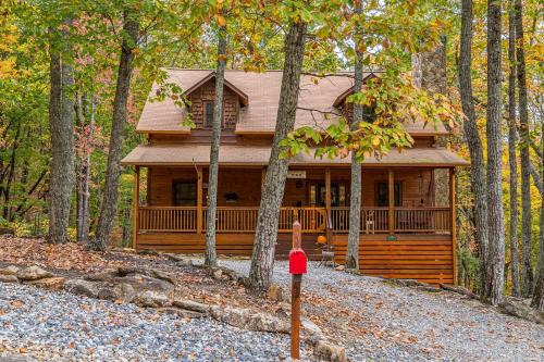 Relaxing Cabin with Screened Porch in Sautee Nacoochee, Georgia