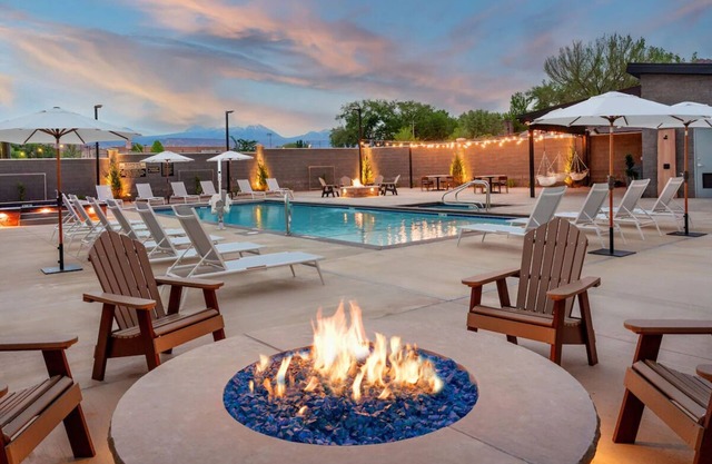 Relaxing Couple Retreat | Dog-friendly & Free Parking| Downtown Stay