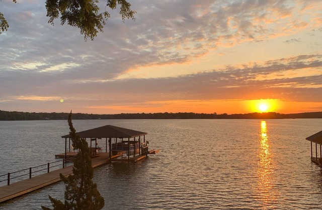 Relaxing Get Away With Lake Front! Enjoyment and Family Fun!