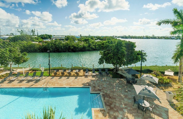 Relaxing Getaway! 2 Elegant Rooms, Fantastic View, Outdoor Pool