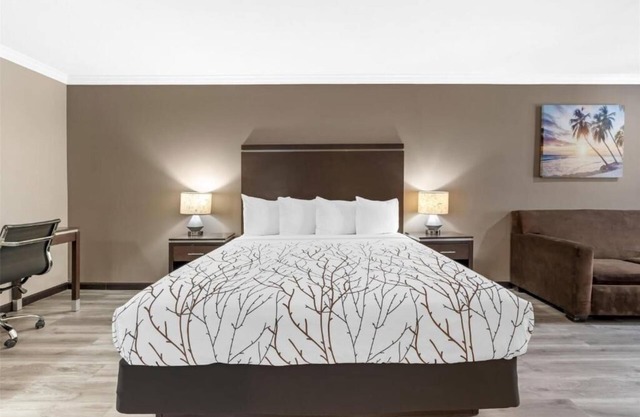 Relaxing Getaway w/Plush Bedding & Easy Beach Access – Great for Couples!