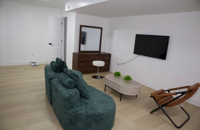 Relaxing Getaway w/Huge Lounge and Bedroom