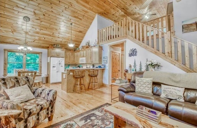 Relaxing Helen, Ga Cabin Min from Helen, Sleeps 12 with Hot Tub & Firepit! n