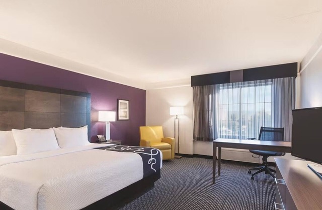 Relaxing Hotel Room Near Adobe Creek National Golf Course – 20 Mins