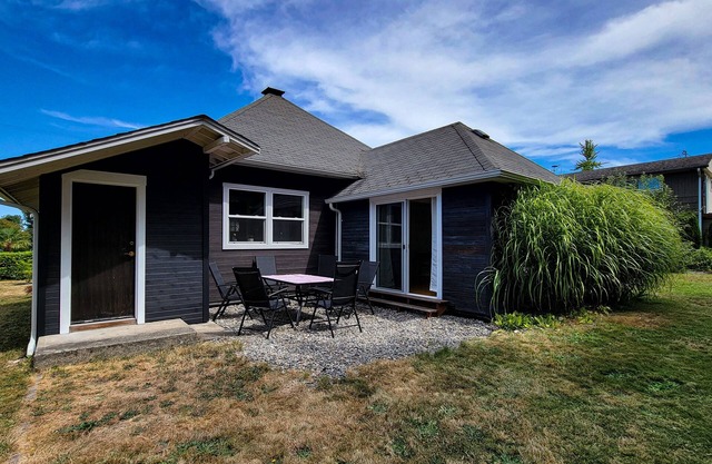 Relaxing in Renton | Charming home, effortless indoor/outdoor flow, EV charger