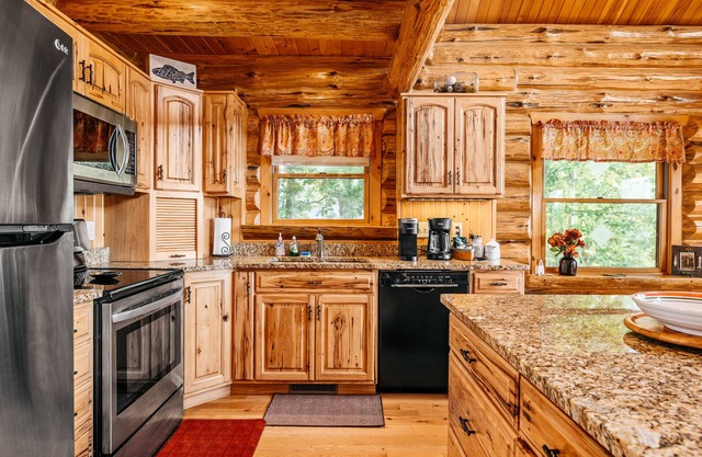 Relaxing Lakefront Log Cabin home on Clam Lake!