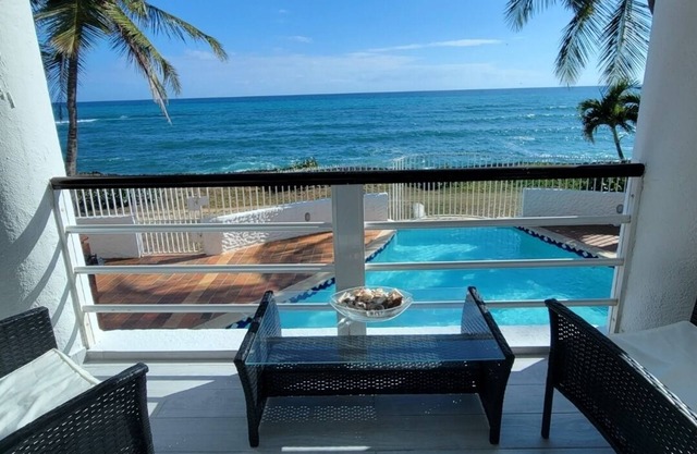 Relaxing Ocean View Apartment- 2 minute walk to the beach!