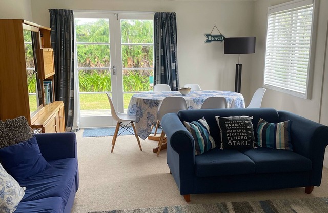 Relaxing Olde Beach Holiday Bach