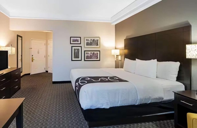 Relaxing Pool View 1BR Suite | Romantic Getaway | Free Continental Breakfast