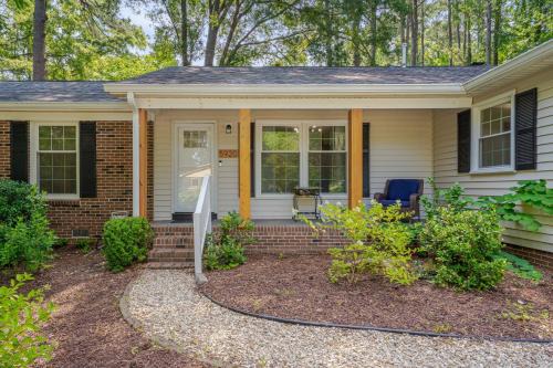 Relaxing Retreat Near North Hills & Downtown home