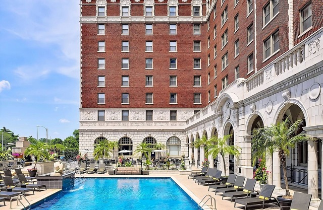 Relaxing Room Right in the Heart of St. Louis! with Parkinga and Seasonal Pool!