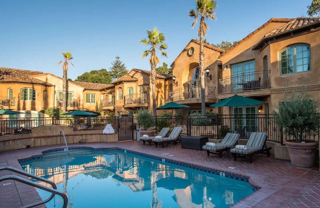 Relaxing Unit with Outdoor Pool, Balcony & Free Parking, Near Downtown