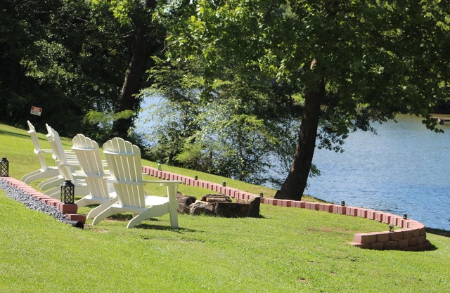 Relaxing Waterfront cottage with boat launch and kayaks. Close to town.