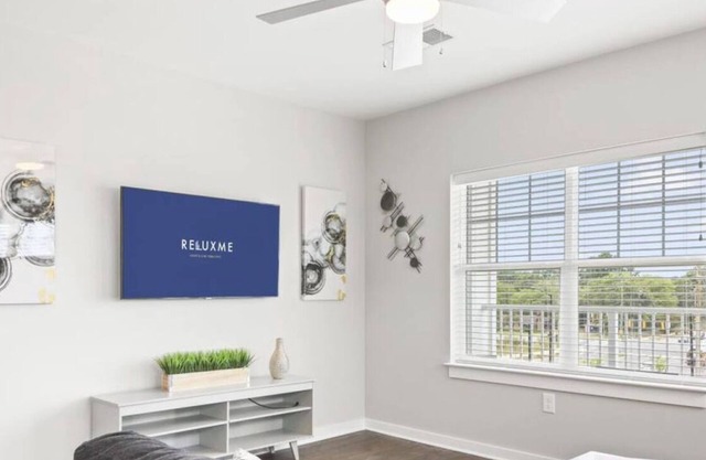 Reluxme | 2BR Oasis Near Airport & Attractions