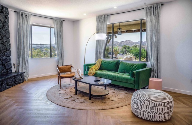 Remodeled and intimate desert home - quiet relaxation and 10 Min. to Pappy's!