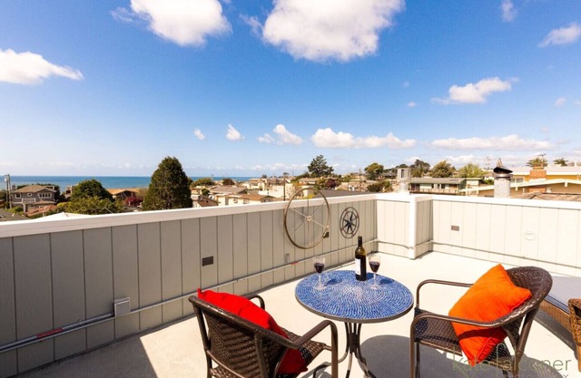 Remodeled Beach House w/Roof Top & Deck Ocean View
