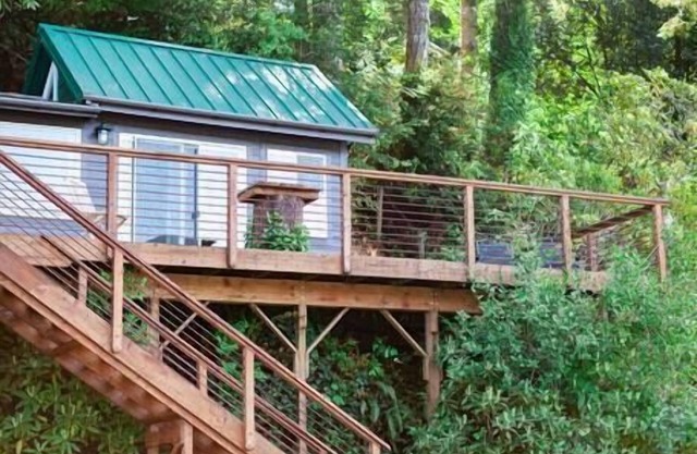 Remote 1 BR Lakefront Cabin. Features a King loft bed with lake views, private dock, and provided paddleboards/kayaks. Perfect for fishing, stargazing, and quiet nature escapes.