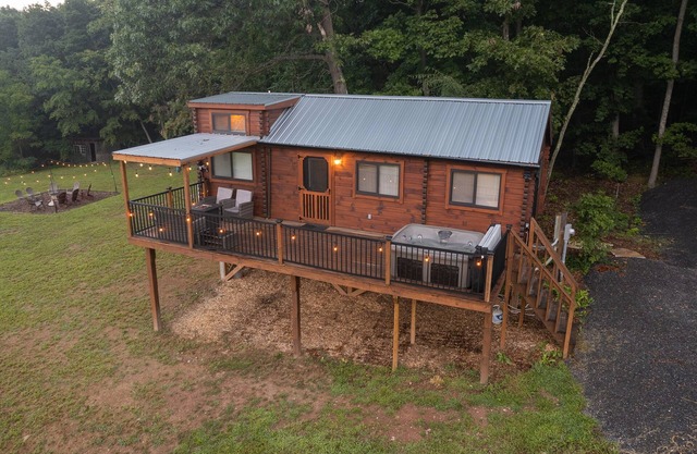 Remote Hideaway | Treehouse w/HOT TUB, Views + Fire Pit!