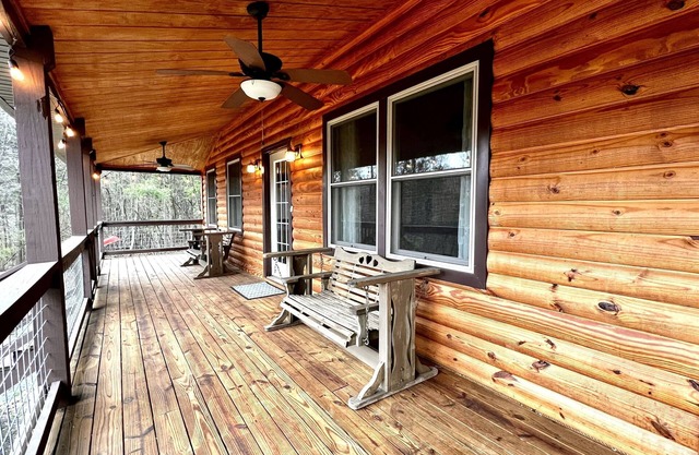 Remote Riverfront Cabin: Hot Tub * Fast Wi-Fi * Disc Golf * Pool Table * Games!