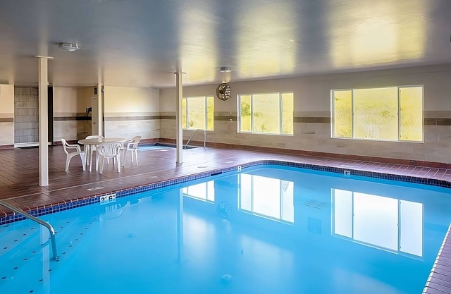 Remote Work Haven! King Unit, WiFi, Spacious Desk,Indoor Swimming Pool