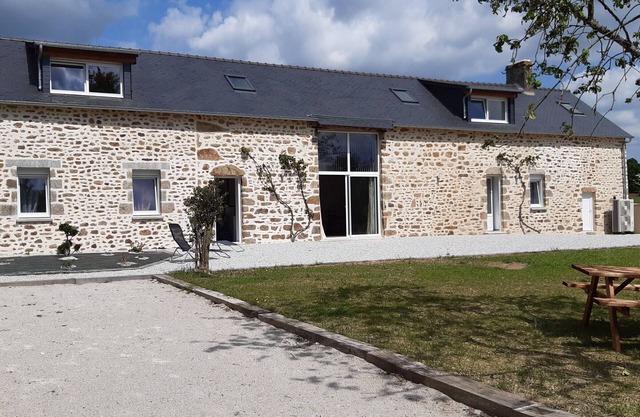 Renovated Countryside Longère: 15 Guests, Gardens, Close to Outdoor Activities