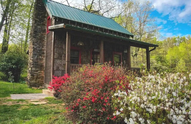 Renovated 1800's Mountain Cabin