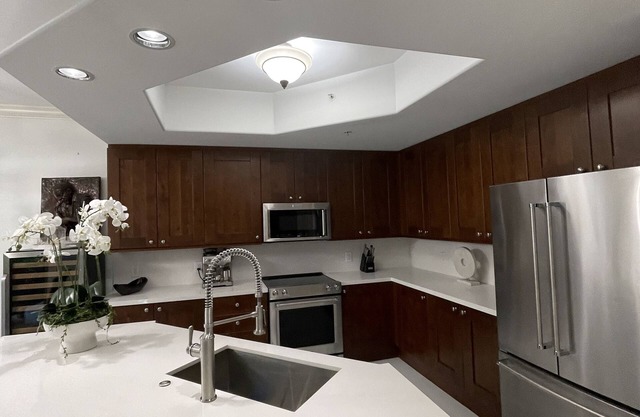 RENOVATED,2pm check-in,11a checkout,1stfloor private unit,close to 5th ave&beach