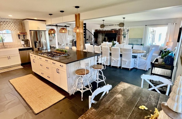 Renovated, Amazing Bayview Sunsets, 5 Bd/4 Bath, Sleeps 14. Multifamily Getaway