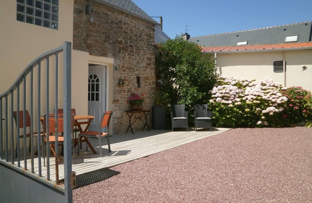Renovated barn in quiet village 1 km from town and shops