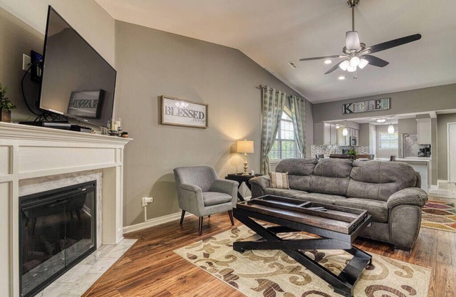 Renovated Branson Retreat w/new walk-in shower ~ 1 mile to the Branson strip!