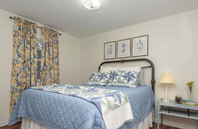 Renovated cottage with private patio