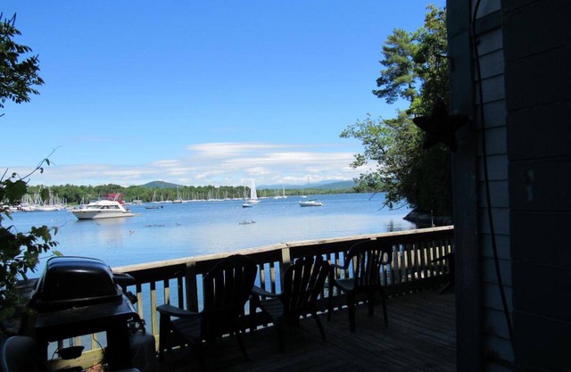 Renovated Family Friendly Lake House on the Water's Edge. Boater's Dream!
