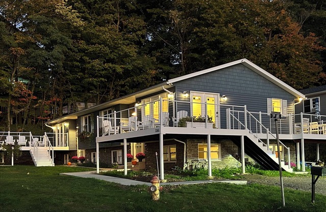 Renovated Family Lake House - 50' from Lake Erie shore - no cliff