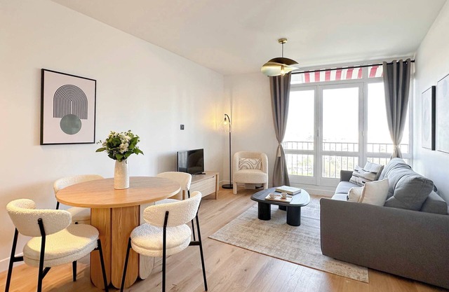 Renovated flat with balcony and elevator for 5