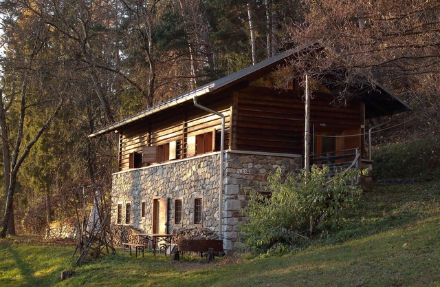 Renovated in 2006, charming holiday home by the woods