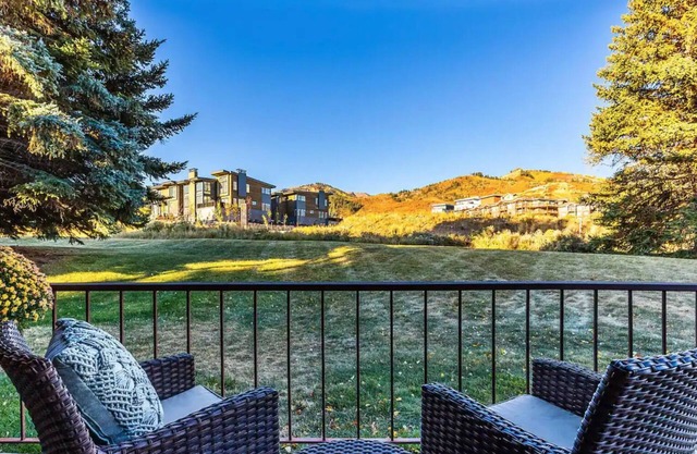 Renovated! Mountainside, ski, pool, tennis, biking, golf. Walk to lift n