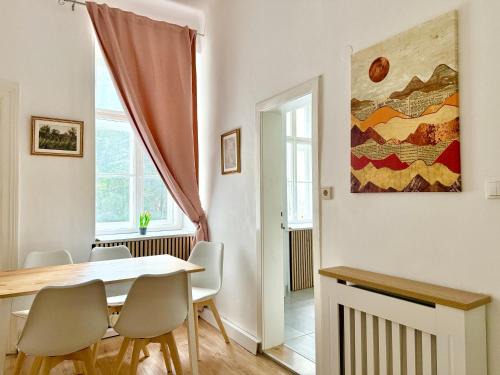 Renovated Spacious Apartment with Free Parking