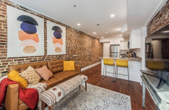Renovated Upper Fells Point apartment in walking distance to Hopkins &Waterfront