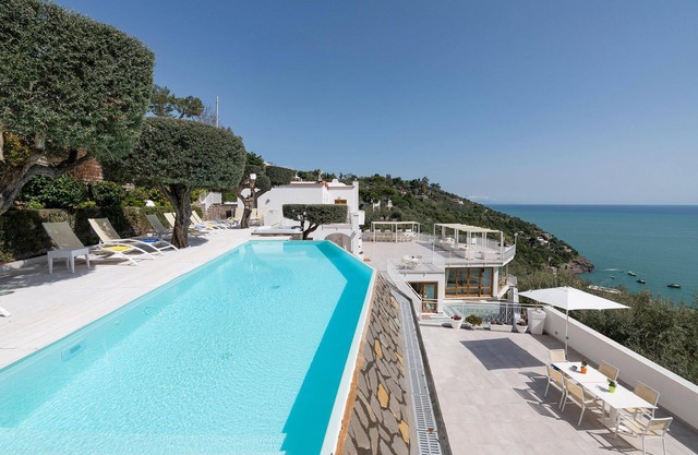 Rentals in Italy - Relais Nike with sea view, private pool and jacuzzi