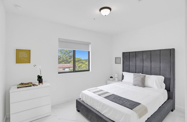 Renzzi Wynwood 2 bedroom Queen size bed